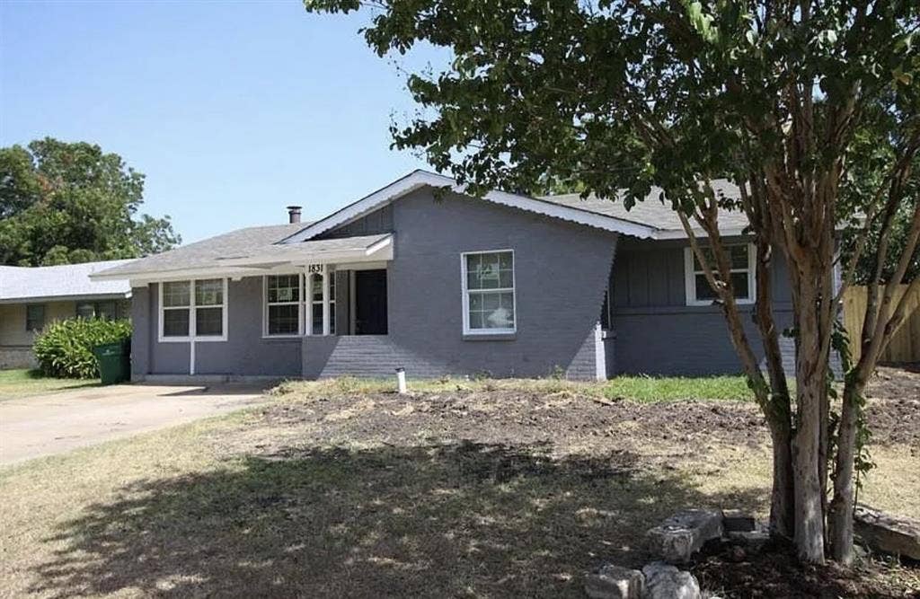Master Bedroom w private bathroom