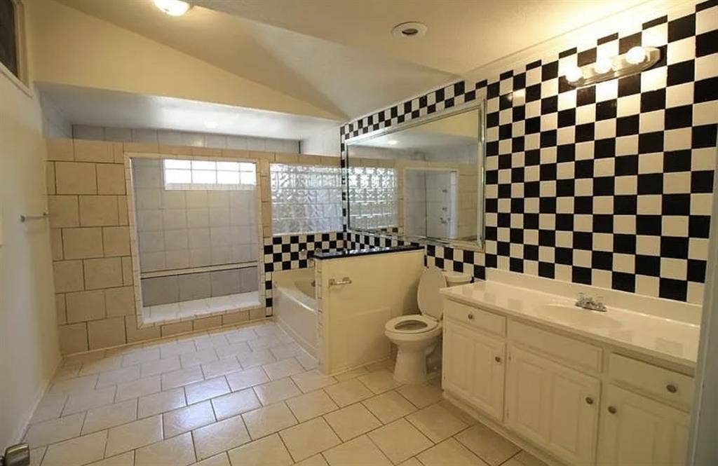 Master Bedroom w private bathroom