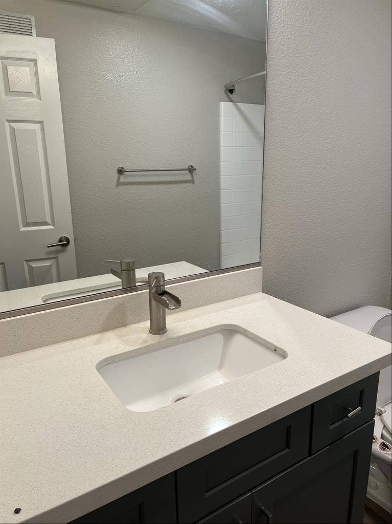 Looking for a female roommate