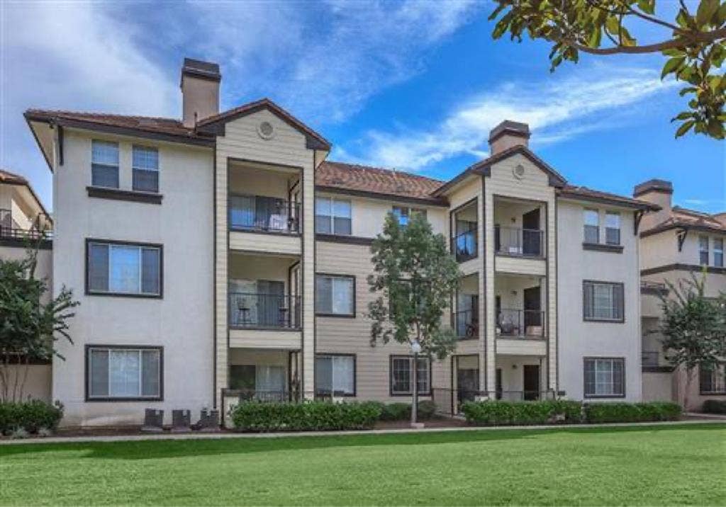 Looking for a female roommate