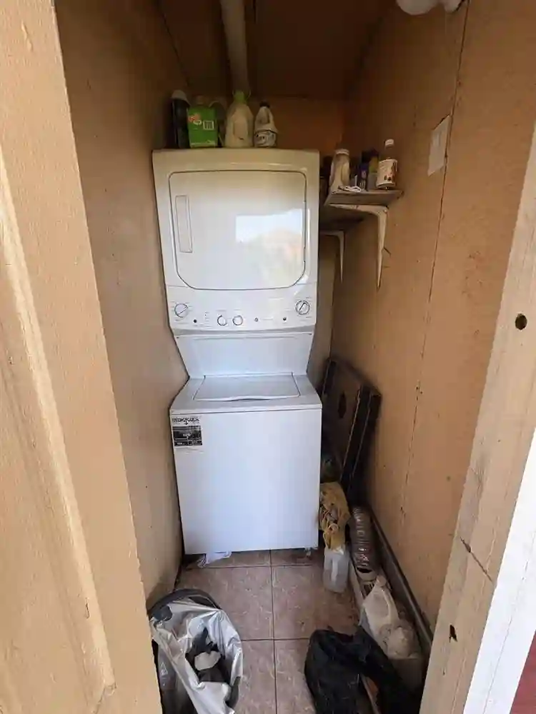 LOOKING FOR TWO NEW HOUSEMATES