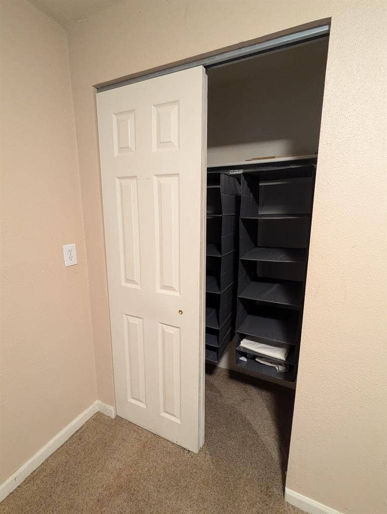 Fully furnished room available now!