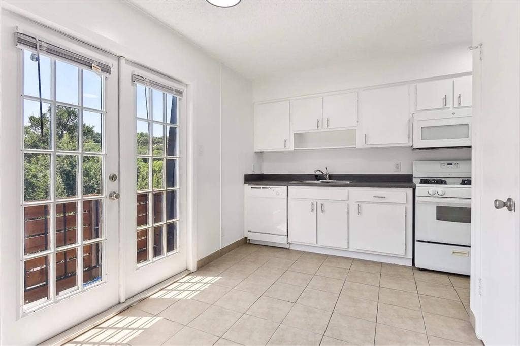 Cozy rustic downtown austin APT