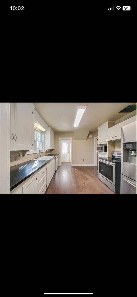 Looking for roommates to sign lease