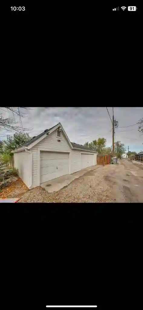 Looking for roommates to sign lease