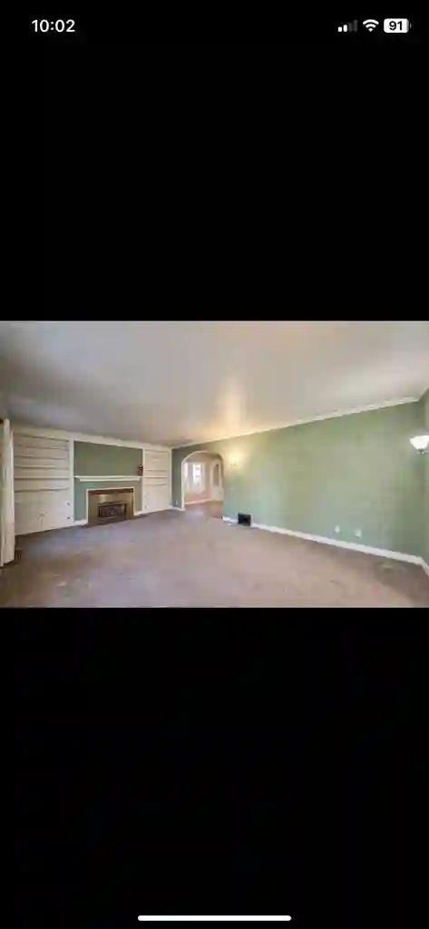 Looking for roommates to sign lease