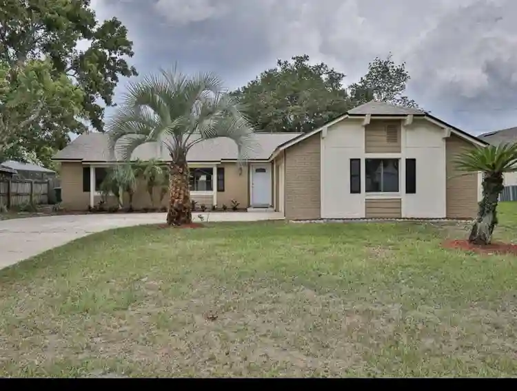 Room for rent in deltona!