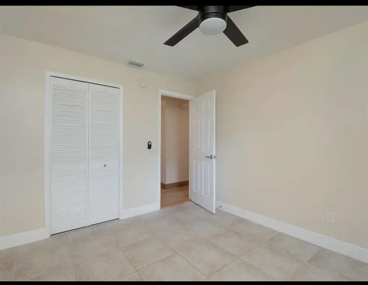 Room for rent in deltona!