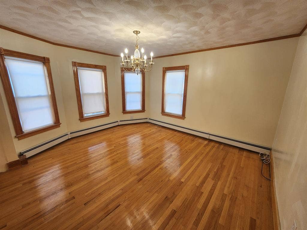 Unfurnished Room Available !
