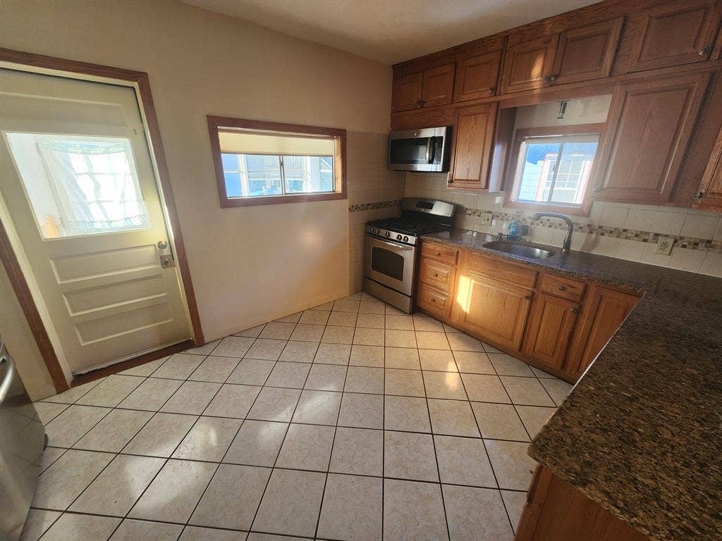 Unfurnished Room Available !