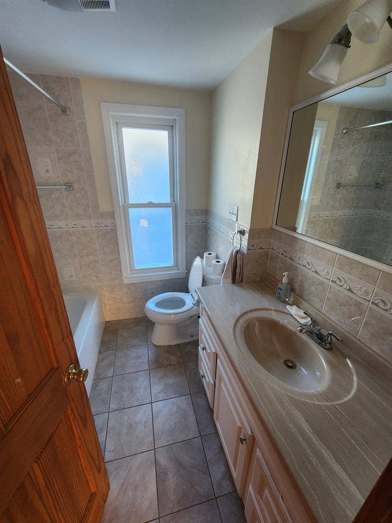 Unfurnished Room Available !