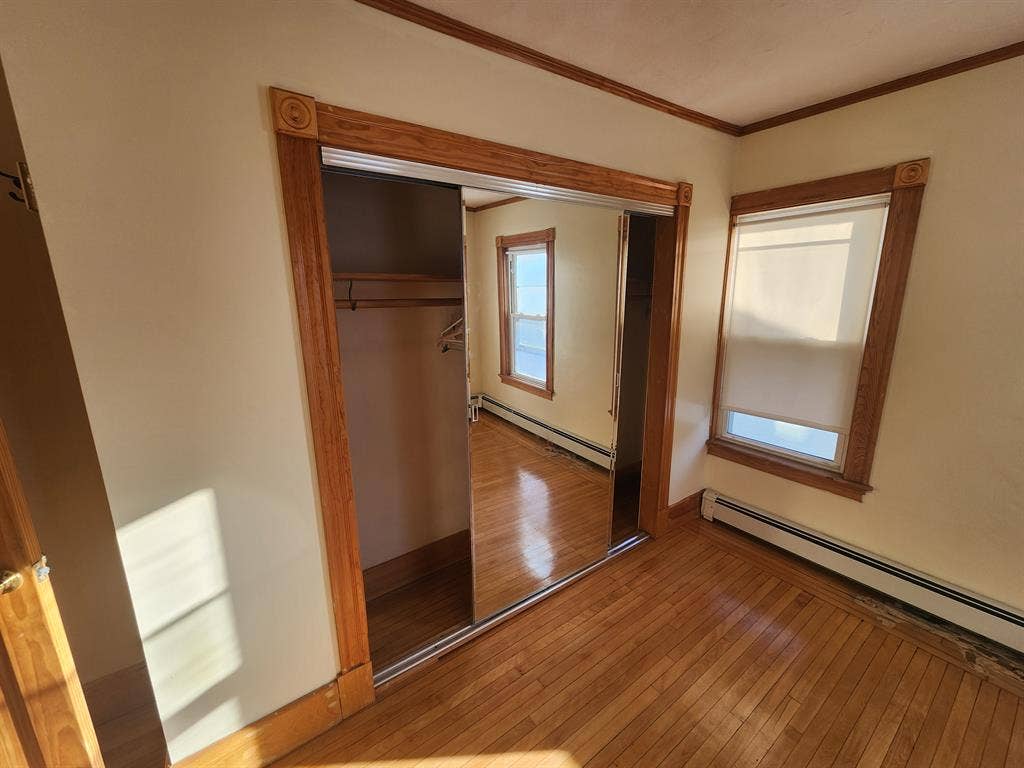 Unfurnished Room Available !