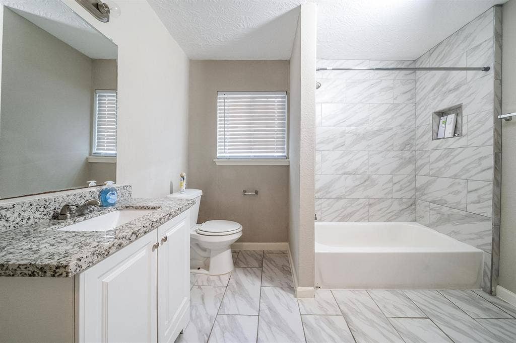 8 BR in Houston