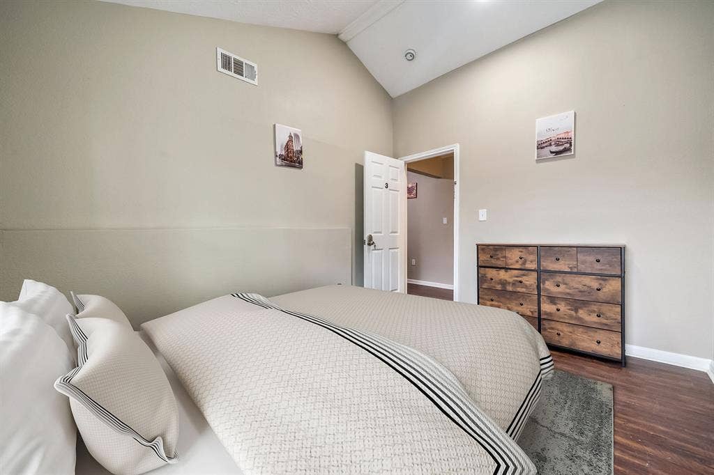 8 BR in Houston