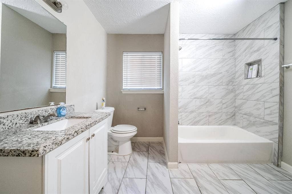 8 BR in Houston
