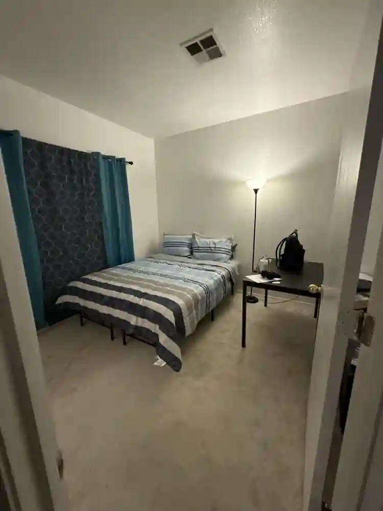 Hello looking for a Roomate