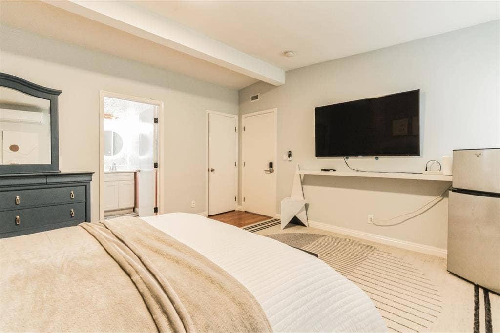 USC Master suite GATED PARKING DTLA