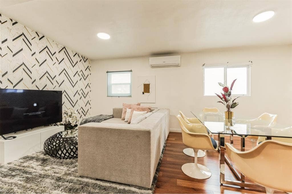 USC Master suite GATED PARKING DTLA