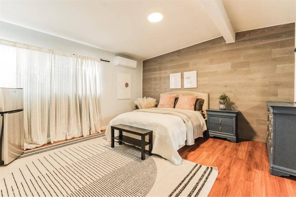 USC Master suite GATED PARKING DTLA