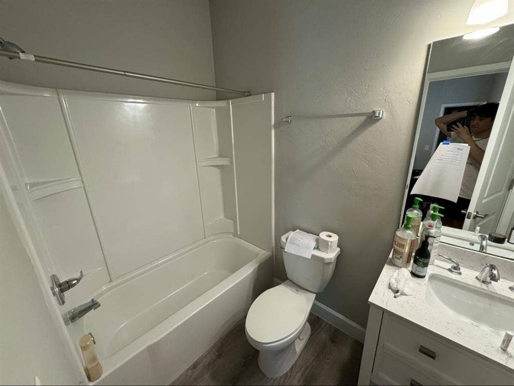 SPACIOUS, CLOSE
 to UF, discounted!!