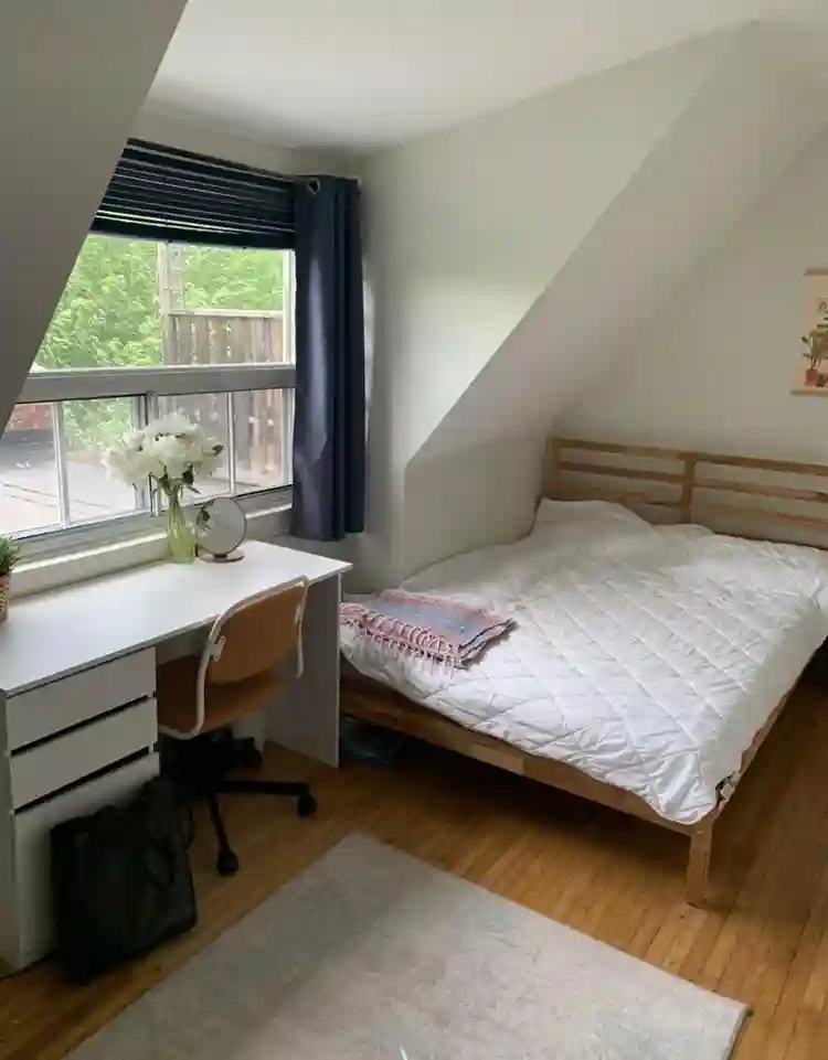 ROOM FOR RENT — AVAILABLE JAN 1