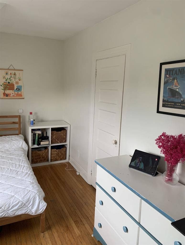 ROOM FOR RENT — AVAILABLE JAN 1