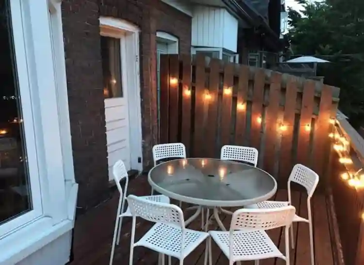 ROOM FOR RENT — AVAILABLE JAN 1