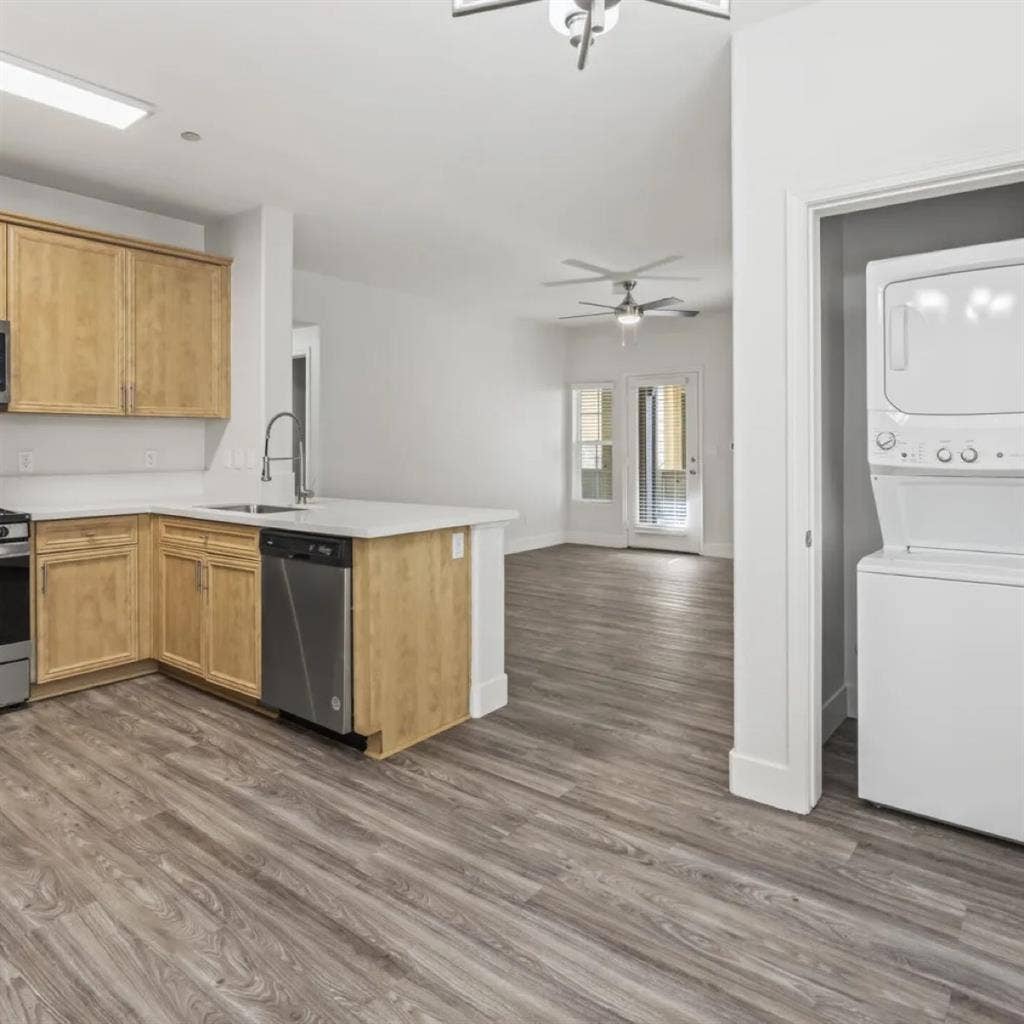 Looking for roommate(s)