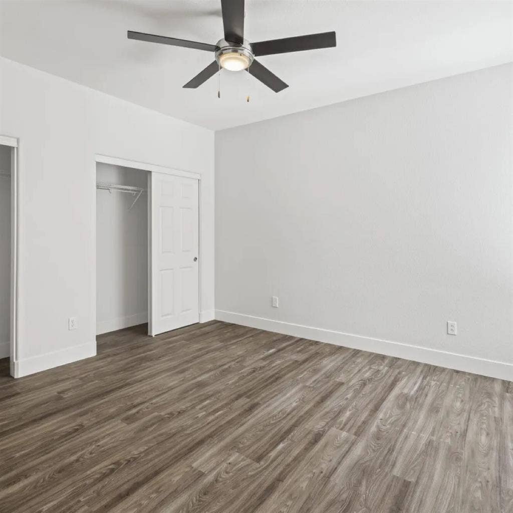 Looking for roommate(s)