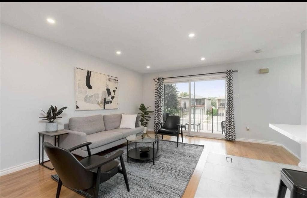 3 bedroom unit East Mississaugaa