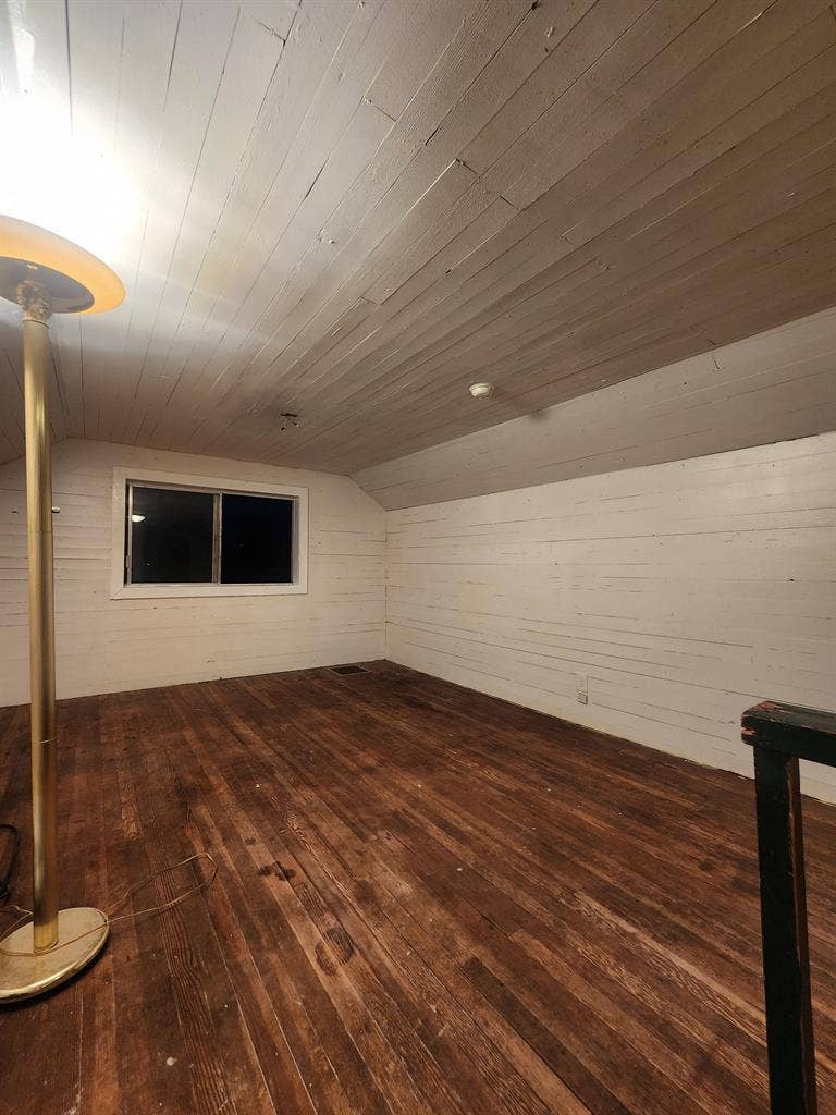 Upstairs loft one bedroom