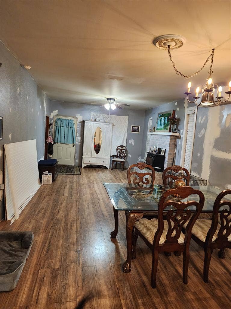 Upstairs loft one bedroom