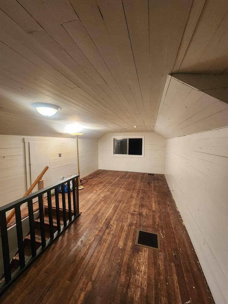 Upstairs loft one bedroom