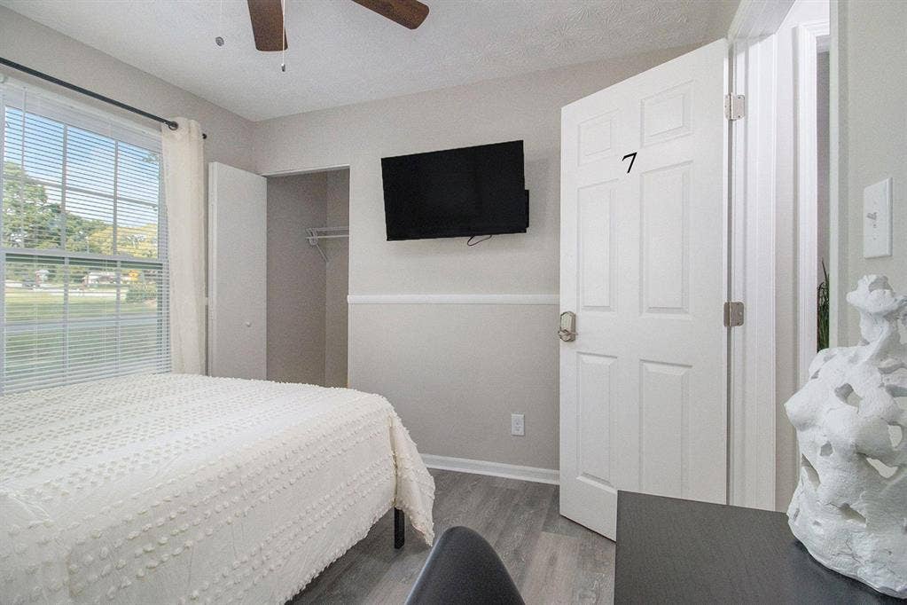 8 BR in College Park