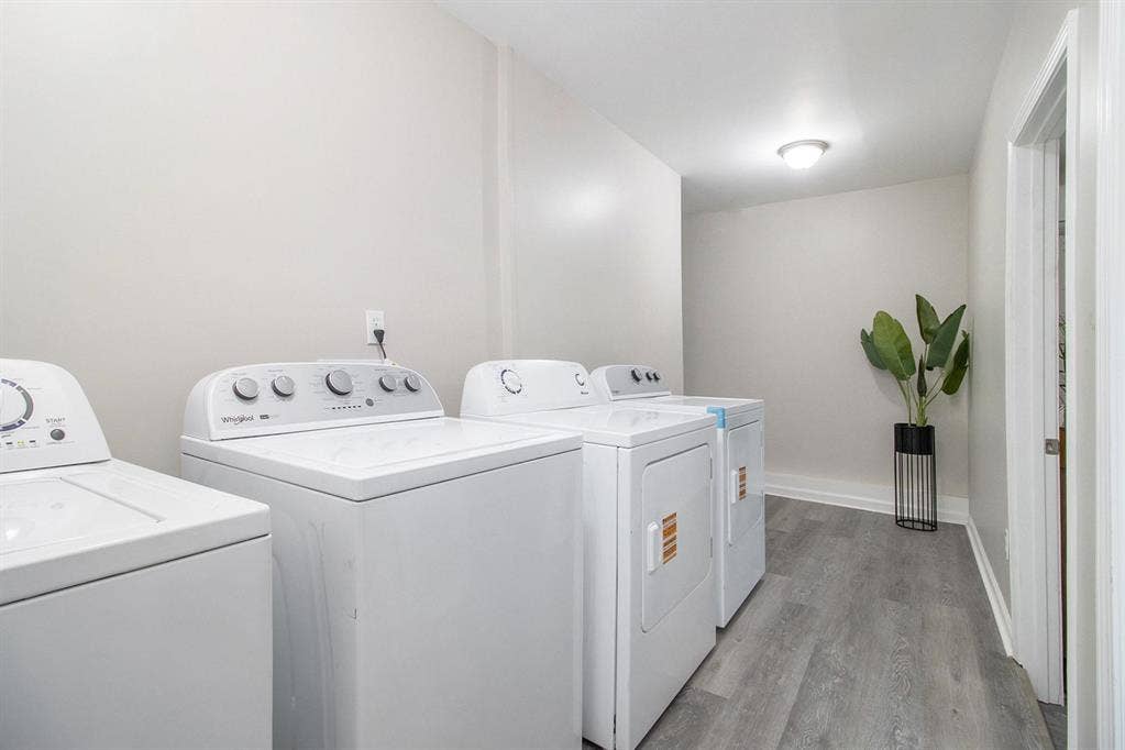 8 BR in College Park