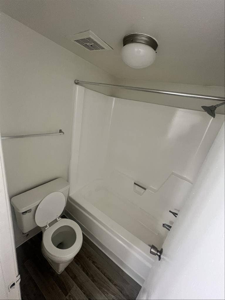 Room w private bathroom, shared apt