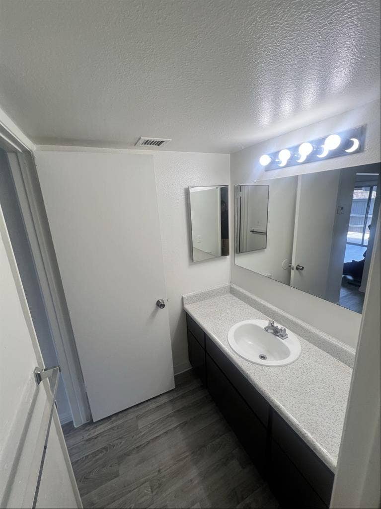 Room w private bathroom, shared apt