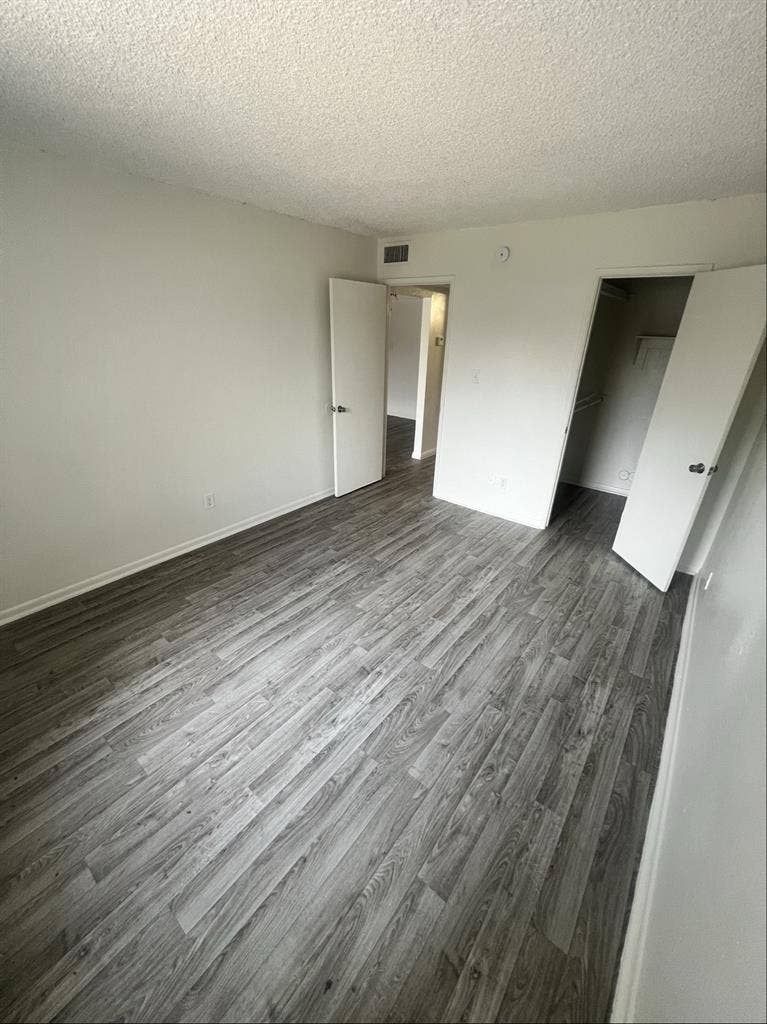 Room w private bathroom, shared apt