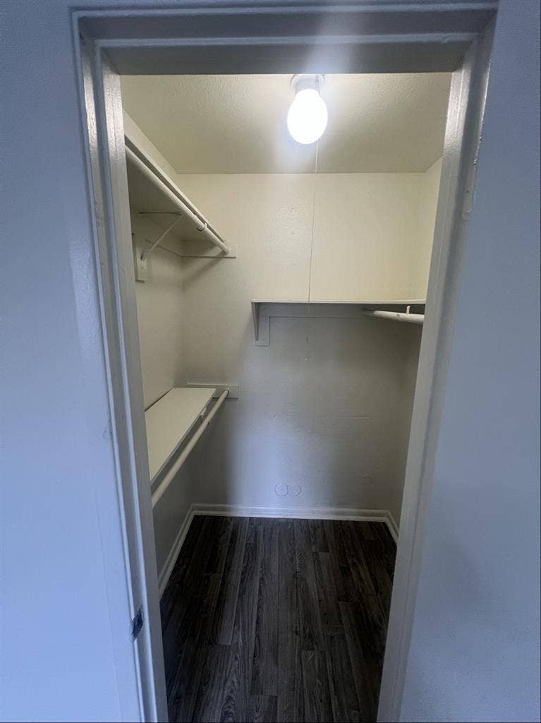 Room w private bathroom, shared apt