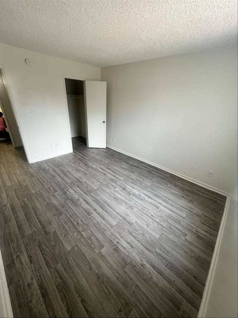 Room w private bathroom, shared apt