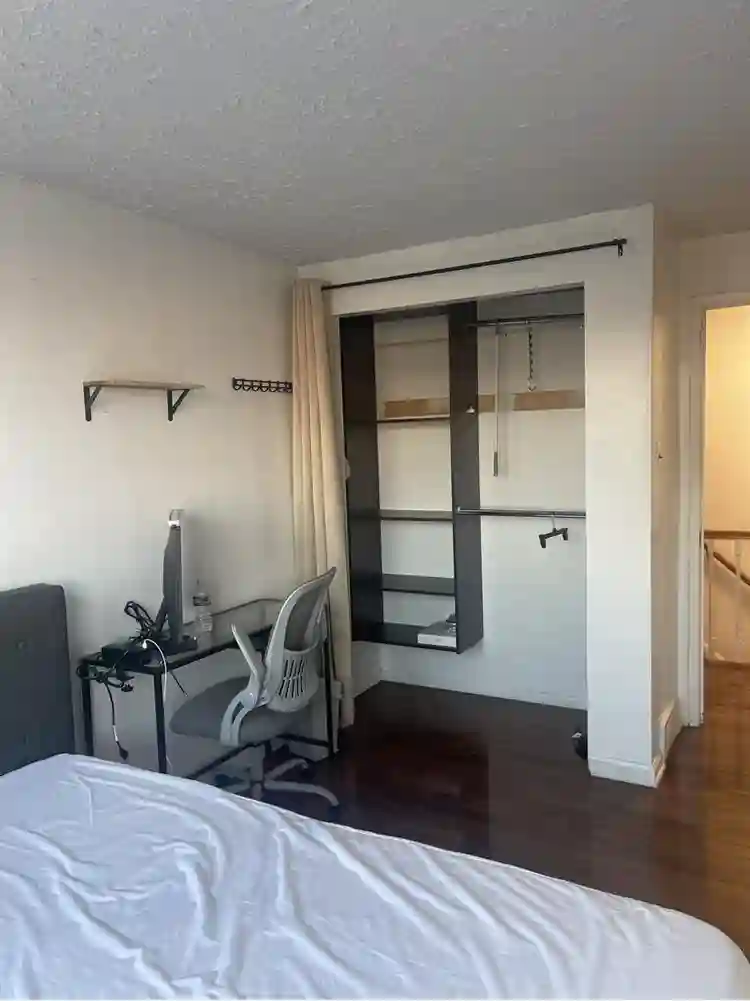 Looking for a Female Roommate