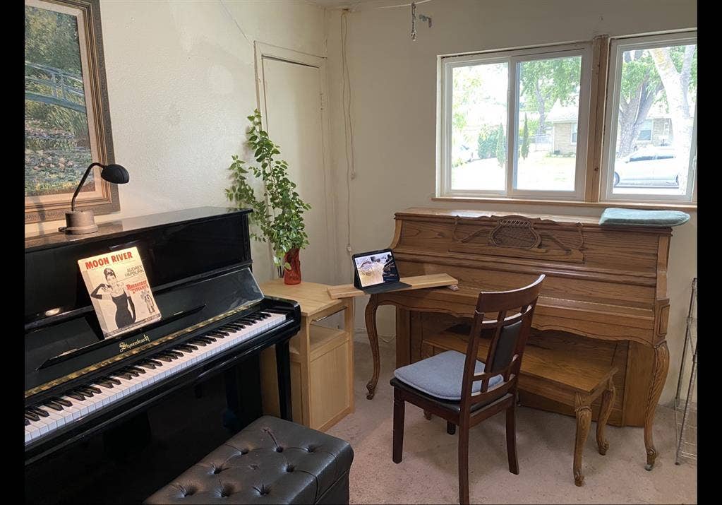 QUIET ROOM for RENT in SINGLE HOME