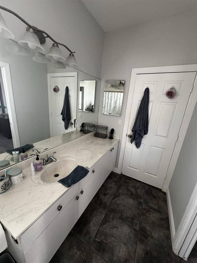 Private Room w/ Shared Bathroom