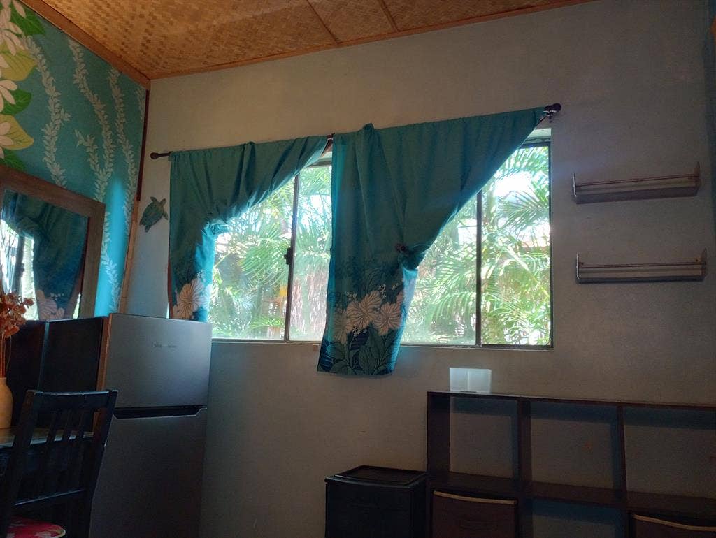 Priv.entry-(not in mainH)Share Bath