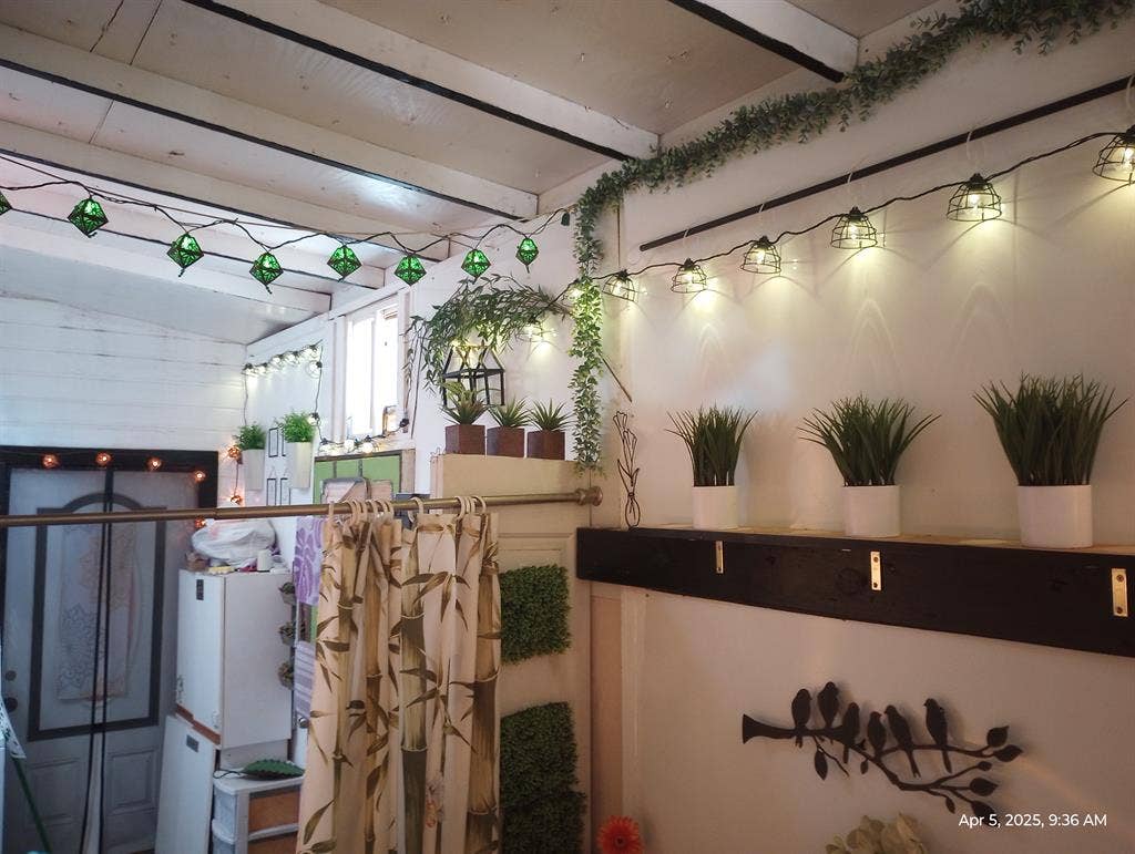 Priv.entry-(not in mainH)Share Bath