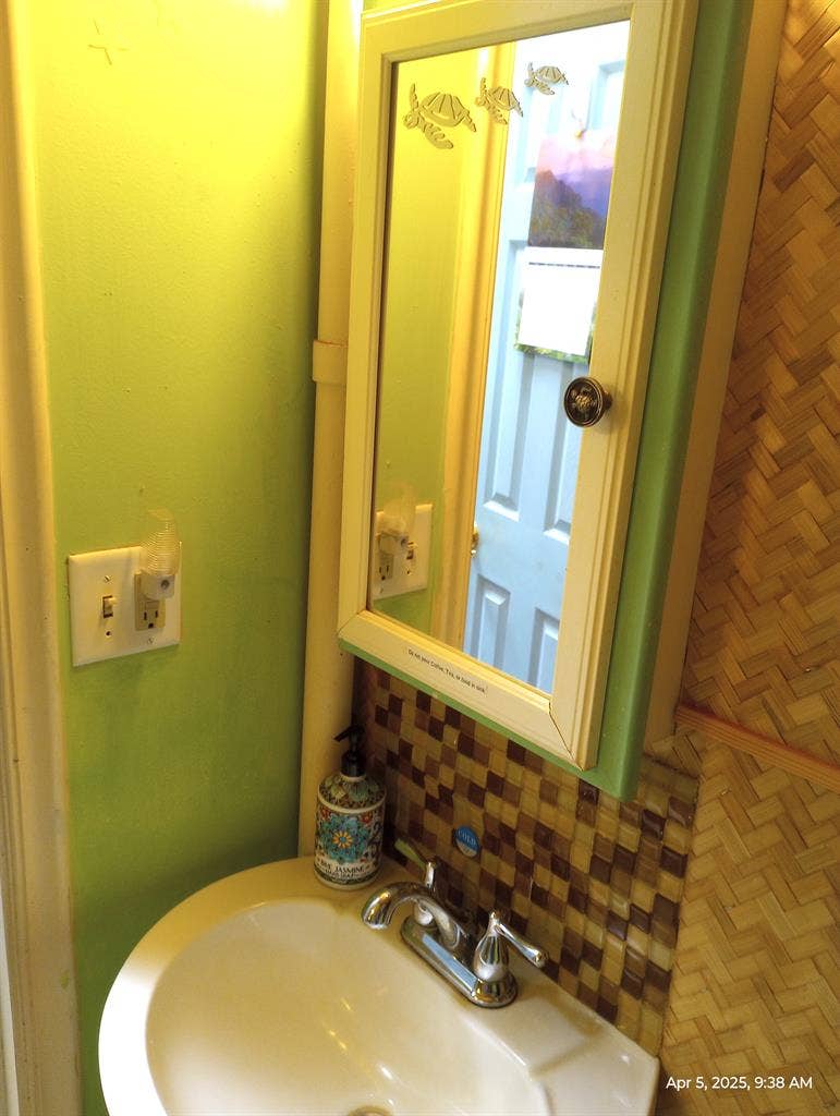 Priv.entry-(not in mainH)Share Bath