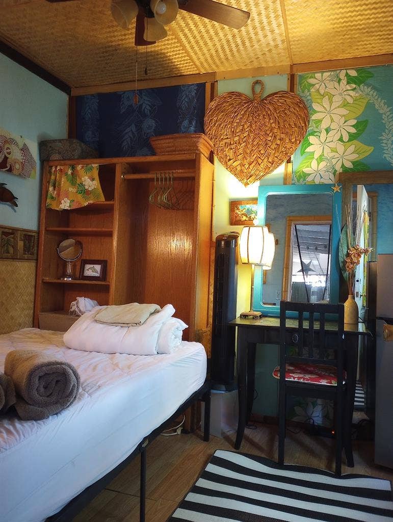 Priv.entry-(not in mainH)Share Bath