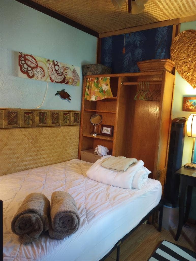 Priv.entry-(not in mainH)Share Bath