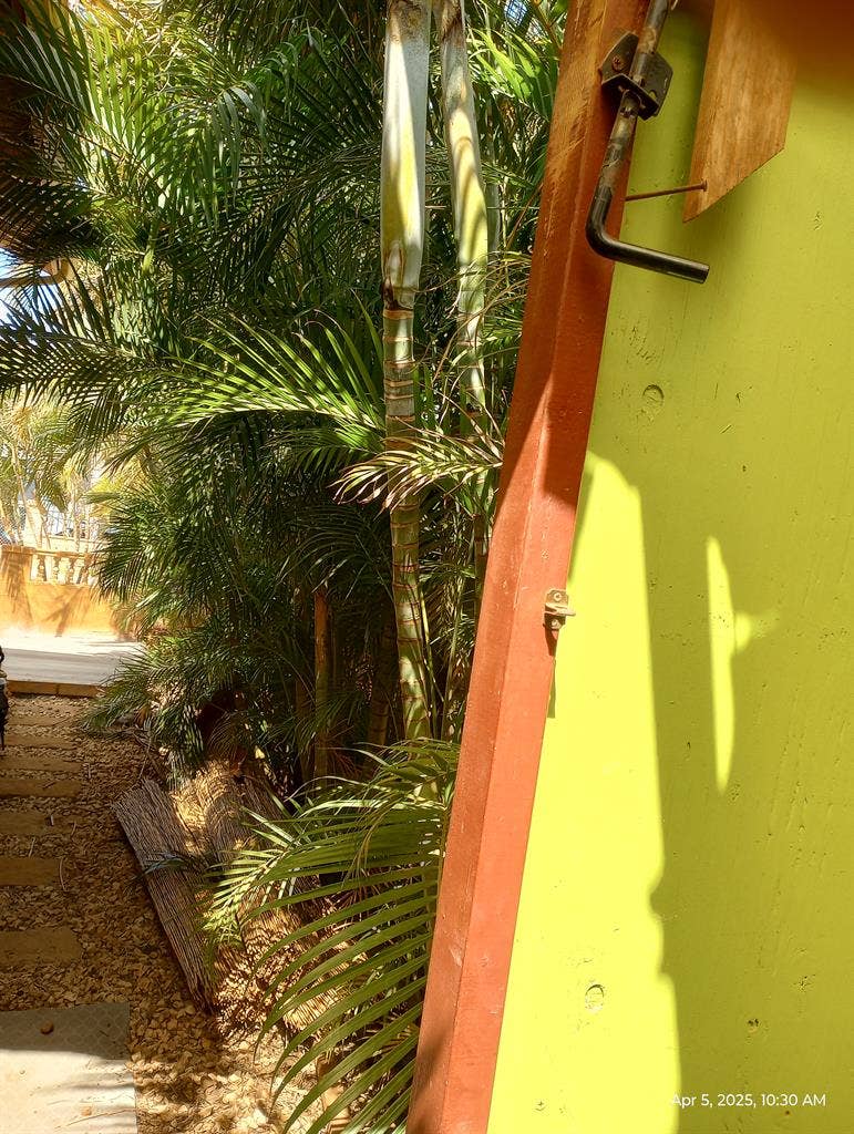 Priv.entry-(not in mainH)Share Bath