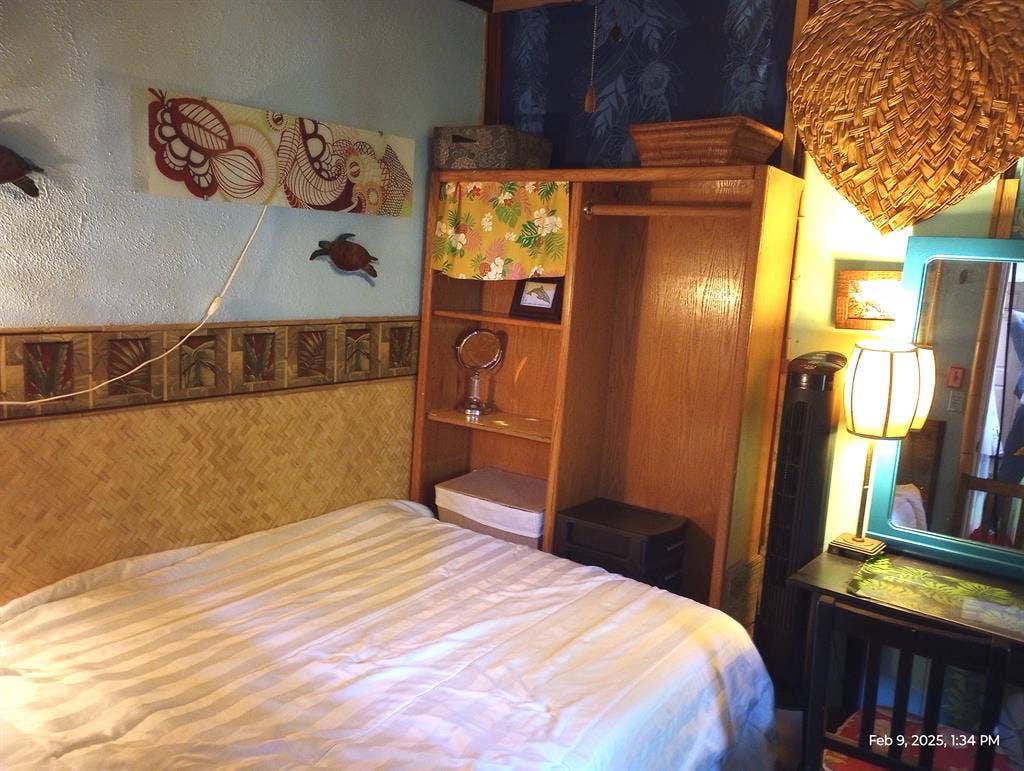 Priv.entry-(not in mainH)Share Bath